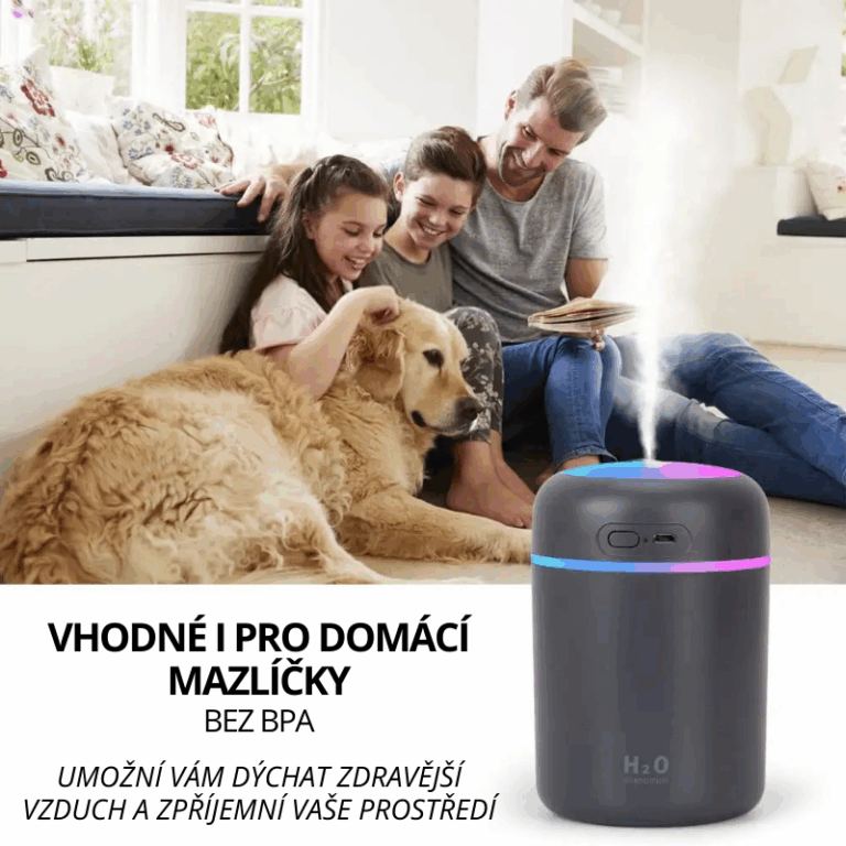 Rodina s dvoma deťmi a zlatým retrievrom relaxujúca doma vedľa moderného čierneho H2O vzduchového zvlhčovača s modrým podsvietením.