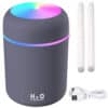 Sivý H2O USB mini zvlhčovač vzduchu s dúhovým LED podsvietením, vrátane dobíjacieho kábla a náhradných filtrov, určený do interiéru.