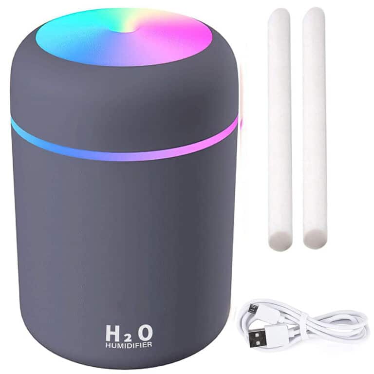 Sivý H2O USB mini zvlhčovač vzduchu s dúhovým LED podsvietením, vrátane dobíjacieho kábla a náhradných filtrov, určený do interiéru.