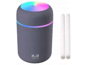 Sivý H2O USB bezdrôtový difuzér vzduchu s farebným LED svetlom a dvoma náhradnými tyčinkami, určený na zvlhčovanie a aromaterapiu.