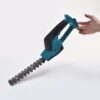 Modrá a černá ruční elektrická vrtačka s flexibilním šroubovitým nástavcem, kterou drží ruka v pozadí.