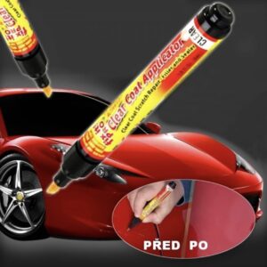 Fix It Car Care Applicator pero na opravu škrábanců na červeném autě, s před a po ukázkou použití na detailu karoserie.