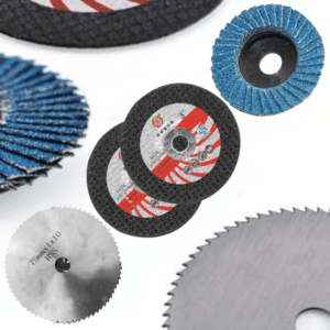 Sada kotoučů a brusných kotoučů v různých velikostech a tvarech pro řezání a broušení kovových materiálů, včetně černých řezacích kotoučů, modrých lamelových kotoučů a stříbrných pilových kotoučů.