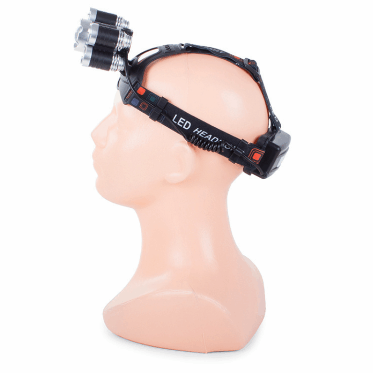 LED čelovka v černém provedení s několika světelnými zdroji, nasazená na světlém plastovém modelu hlavy.