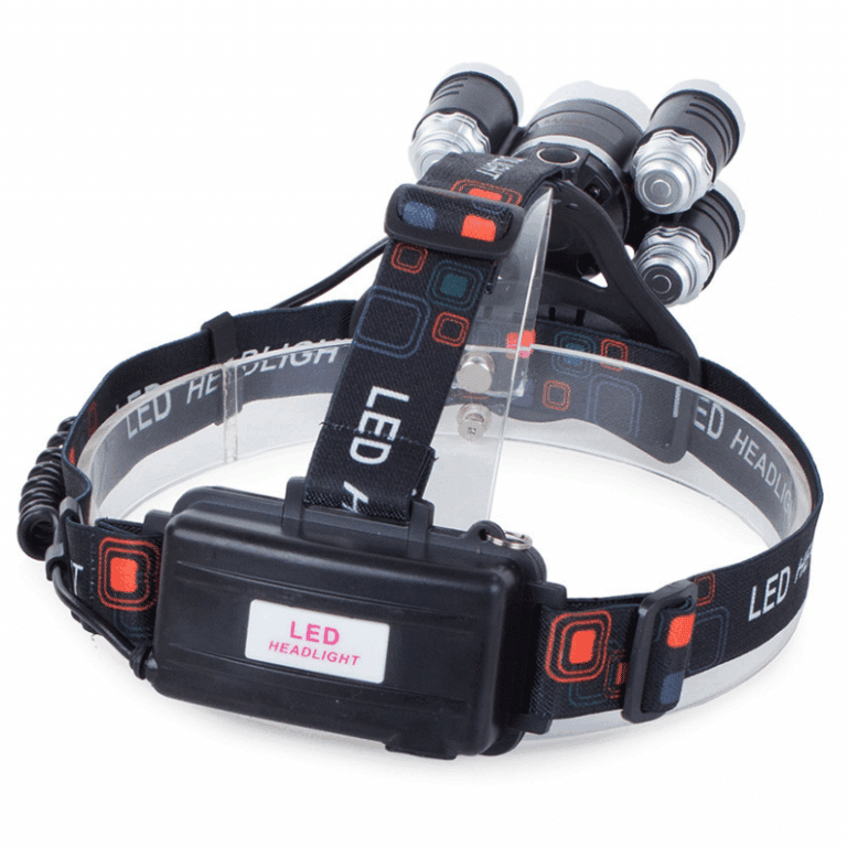 Černá čelová LED svítilna s několika nastavitelnými světelnými zdroji a popruhem, určená pro outdoorové aktivity a noční použití.