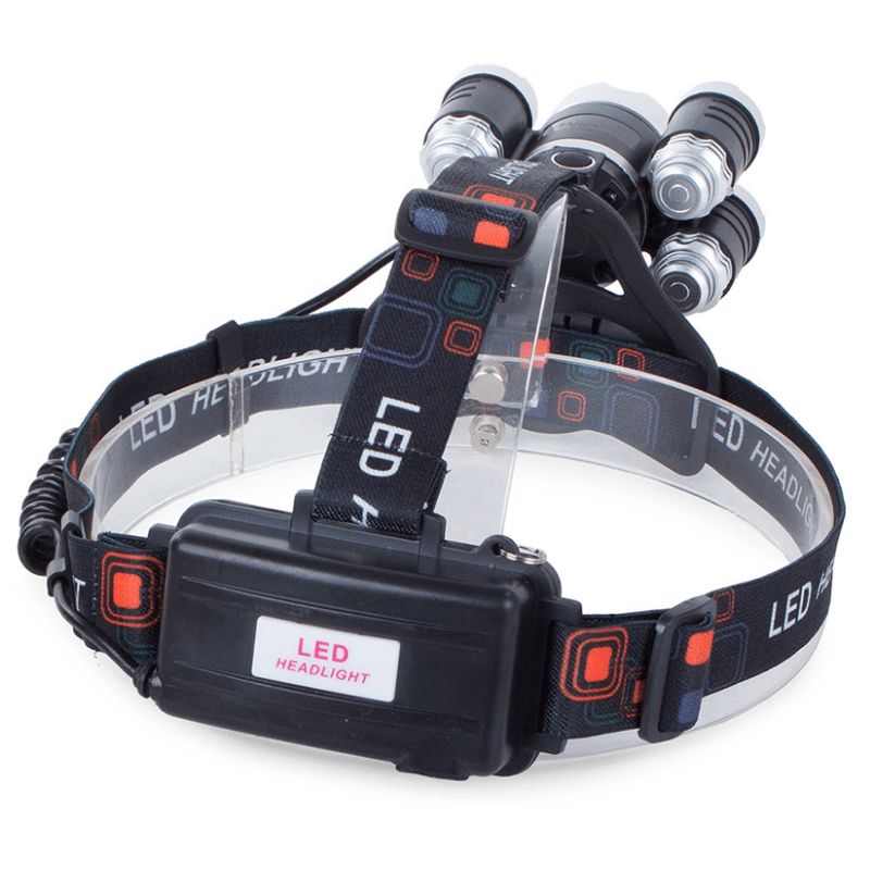 Černá čelová LED svítilna s několika nastavitelnými světelnými zdroji a popruhem, určená pro outdoorové aktivity a noční použití.