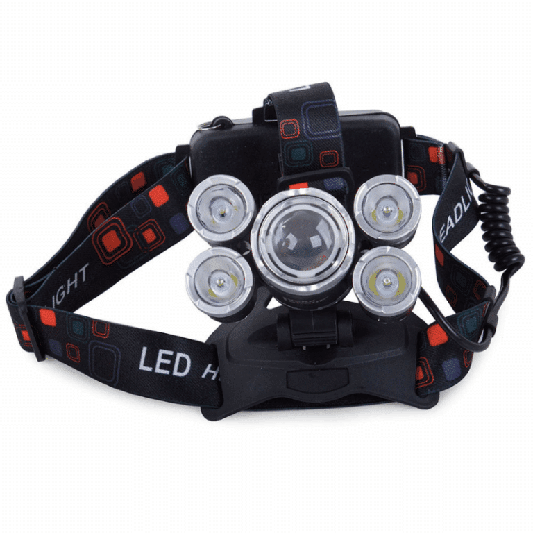 Čelová LED svítilna s pěti světelnými zdroji v černo-červeném designu, určená pro outdoorové aktivity a noční práci.