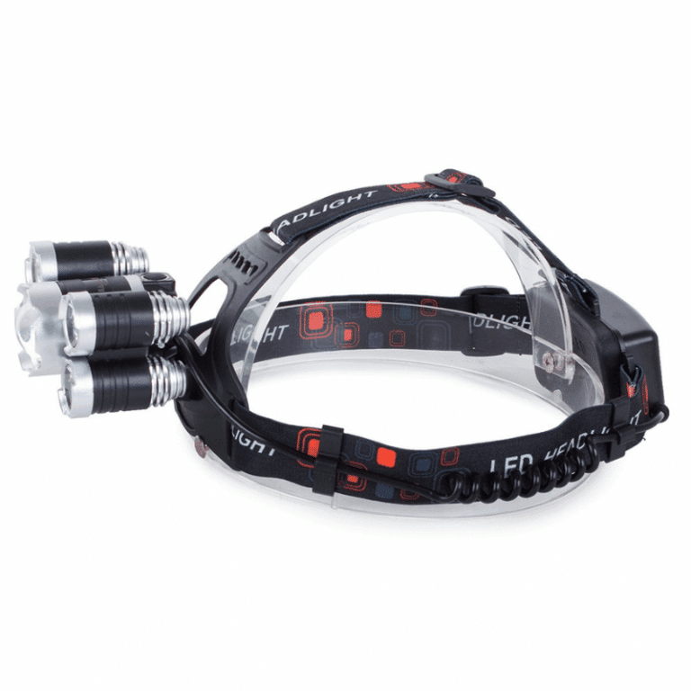 Čelová LED svítilna se třemi kovovými světlomety v černém provedení, určená pro noční aktivity a outdoor.