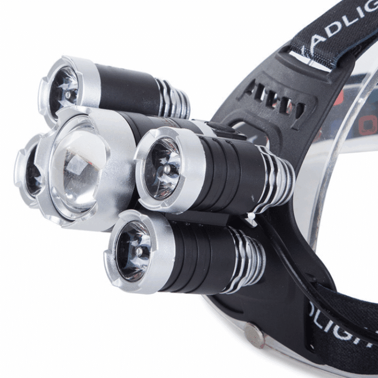 Černá čelovka s pěti LED světly v černém a stříbrném provedení, určená pro outdoor a noční aktivity.