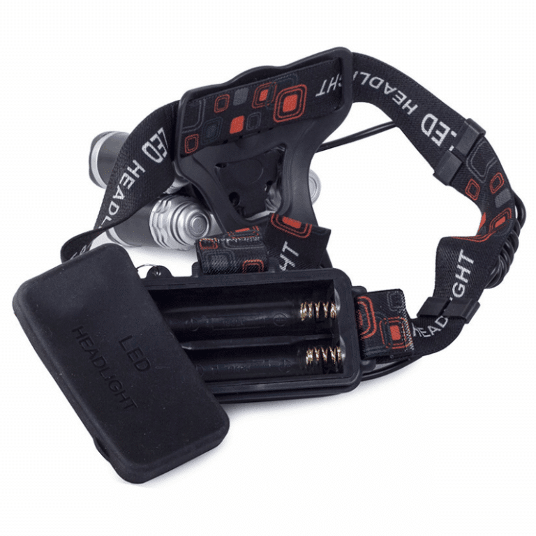 Černá čelovka s LED světlem, která má připojený externí bateriový box pro napájení, s černým popruhem s červenými detaily.