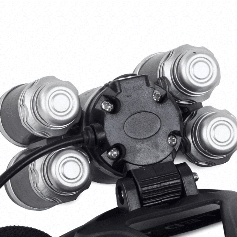 Detail vícesvazové LED svítilny s kovovými válcovitými články v stříbrné barvě připevněné na černém těle svítilny.