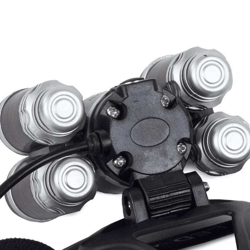 Detail vícesvazové LED svítilny s kovovými válcovitými články v stříbrné barvě připevněné na černém těle svítilny.