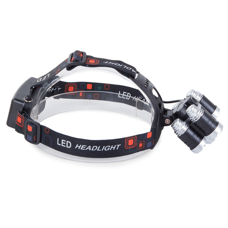 Čelová LED svítilna s černým popruhem a třemi kovovými světelnými zdroji, určená pro noční aktivity a osvětlení prostoru před uživatelem.