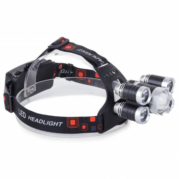 Čelová LED svítilna s třemi výkonnými lampami v černočervené barvě, určená pro noční aktivity a outdoorové sporty.