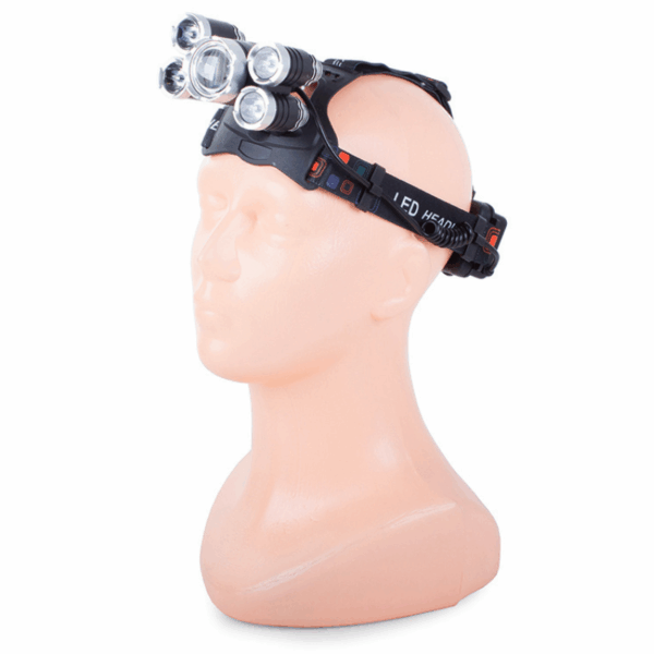 Černá čelovka LED se čtyřmi světelnými zdroji nasazená na tělové plastové hlavě určené pro prezentaci nebo display.