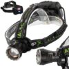 Černá čelovka s nastavitelným ostřením a LED světlem, vhodná pro noční aktivity a outdoorové sporty, s páskem zdobeným zelenými nápisy.