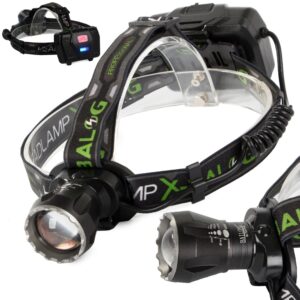 Černá čelovka s nastavitelným ostřením a LED světlem, vhodná pro noční aktivity a outdoorové sporty, s páskem zdobeným zelenými nápisy.