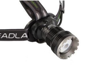 Černá čelová LED svítilna s kovovým reflektorem a nastavitelným páskem, určená pro noční aktivity nebo outdoor.