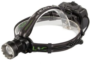 Černá čelovka s LED světlem a nastavitelným zaostřením, vhodná pro noční aktivity a outdoorové sporty.