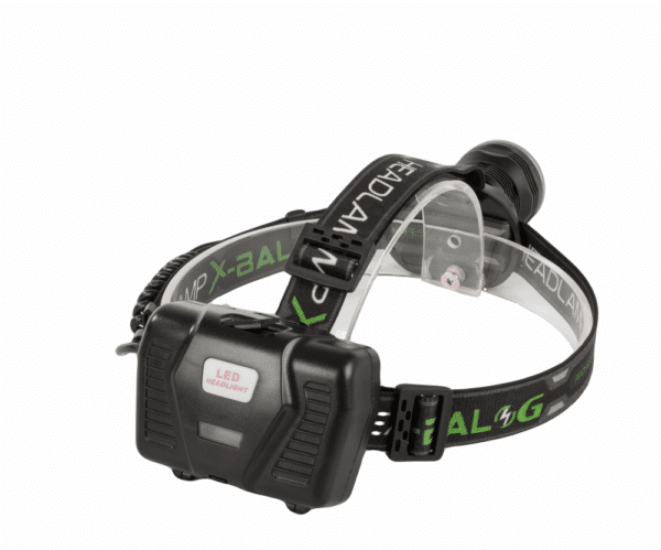 Černá LED čelovka s nastavitelným popruhem, určená pro noční aktivity a outdoorové sporty, vybavená integrovaným dobíjecím akumulátorem a regulací intenzity svícení.