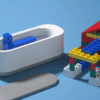 Bílá dávkovací nádoba vedle barevných plastových stavebnicových kostek LEGO na modrém pozadí, ilustrující kontrast mezi minimalistickým designem a hravou dětskou stavebnicí.
