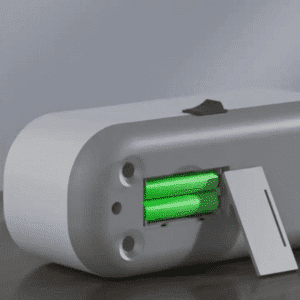 Bílé elektronické zařízení s otevřeným prostorem pro baterie, kde jsou vloženy dvě zelené nabíjecí baterie.