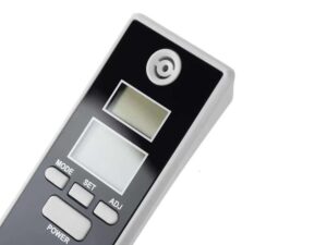Digitální dálkový ovladač s LCD displejem a tlačítky pro nastavení módu, hodnot a napájení, v černo-šedém designu.