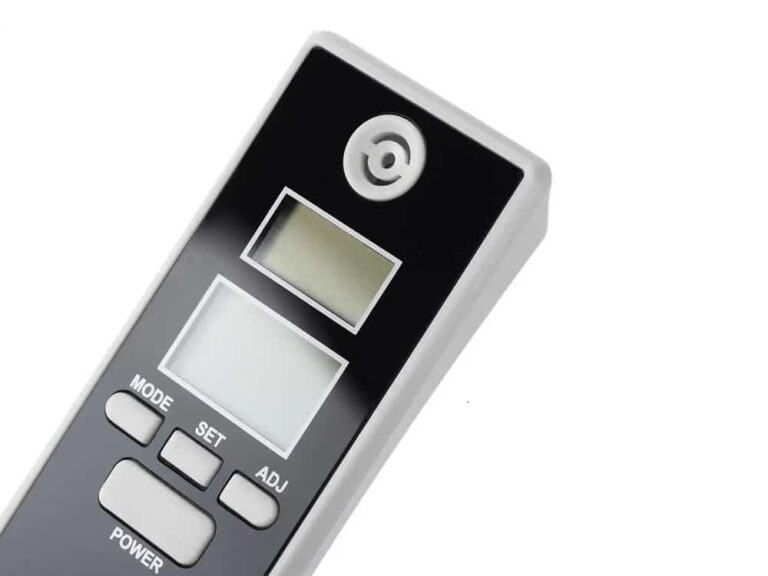 Digitální dálkový ovladač s LCD displejem a tlačítky pro nastavení módu, hodnot a napájení, v černo-šedém designu.