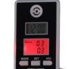 Digitální zařízení s LCD displejem zobrazující čas 12:00 a další nastavení na červeném pozadí, vybavené třemi ovládacími tlačítky MODE, SET a ADJ.