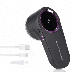 Černý přístroj na holení s digitálním displejem a fialovým lemováním, včetně nabíjecího kabelu USB-C a USB, určený pro pohodlné a přesné holení.