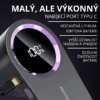 Černý přenosný nabíjecí adaptér s USB-C portem a digitálním displejem, zobrazující 100% stav baterie, s fialovým podsvícením a vestavěnou lithium-iontovou baterií.