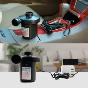 Elektrická vzduchovací pumpa černé barvy s připojeným napájecím adaptérem, umístěná na světlém pozadí interiéru.