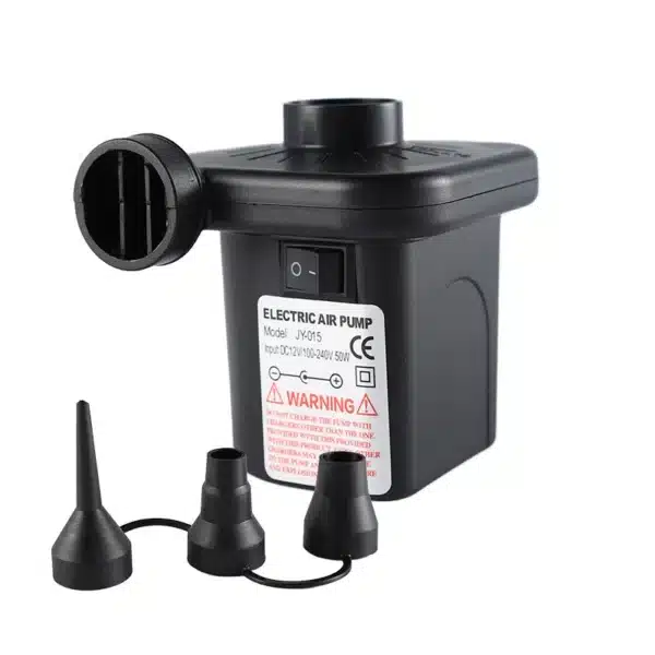 Černá elektrická vzduchová pumpa s nástavci, určená pro nafukování matrací, člunů nebo jiných nafukovacích předmětů, s CE certifikací.