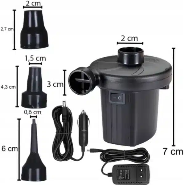 Elektrická vzduchová pumpa s různými nástavci, určená pro nafukování matrací, člunů nebo kempingového vybavení, včetně síťového a autozapalovačového adaptéru.