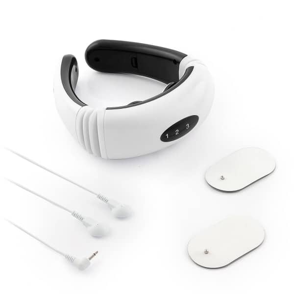 Bílý krční masážní přístroj s černými prvky, který sestává z ergonomicky tvarovaného límce a dvou přiložených elektrod pro elektrostimulaci.