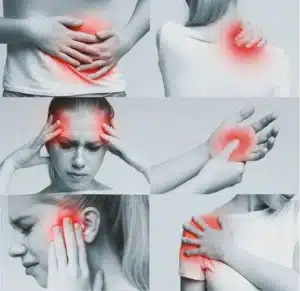 Série černobílých fotografií zobrazujících různé části těla s červeně zvýrazněnými oblastmi bolesti, včetně hlavy, ucha, ramene, paže a břicha, ilustrující různé typy fyzické bolesti.