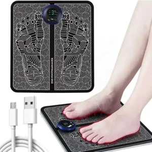 Elektrická masážní podložka pod nohy s USB nabíjením, černé barvy se složitým geometrickým vzorem, určená pro regeneraci a uvolnění svalů chodidel.