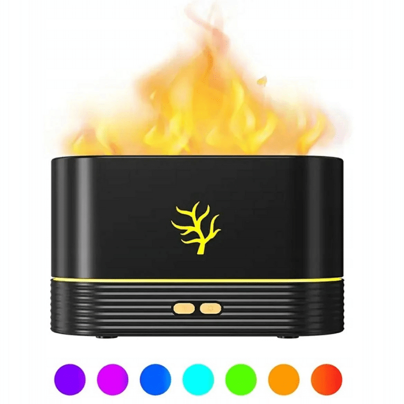 Černý difuzér s plamínkem ohně na horní straně, který simuluje efekt plamene, s logem stromu a barevnými LED tlačítky dole pro nastavení barev.