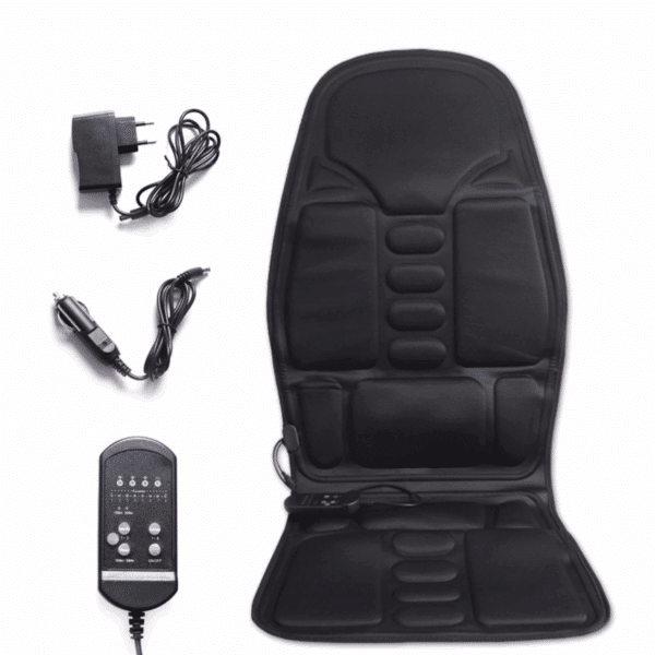 Černá masážní podložka do auta s ovladačem, síťovým adaptérem a autonabíječkou, určená pro masáž zad a uvolnění svalového napětí.