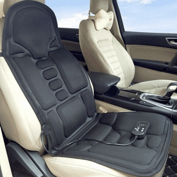 Černý masážní potah na autosedačku s ovladačem, umístěný na světlé kožené sedadlo automobilu.