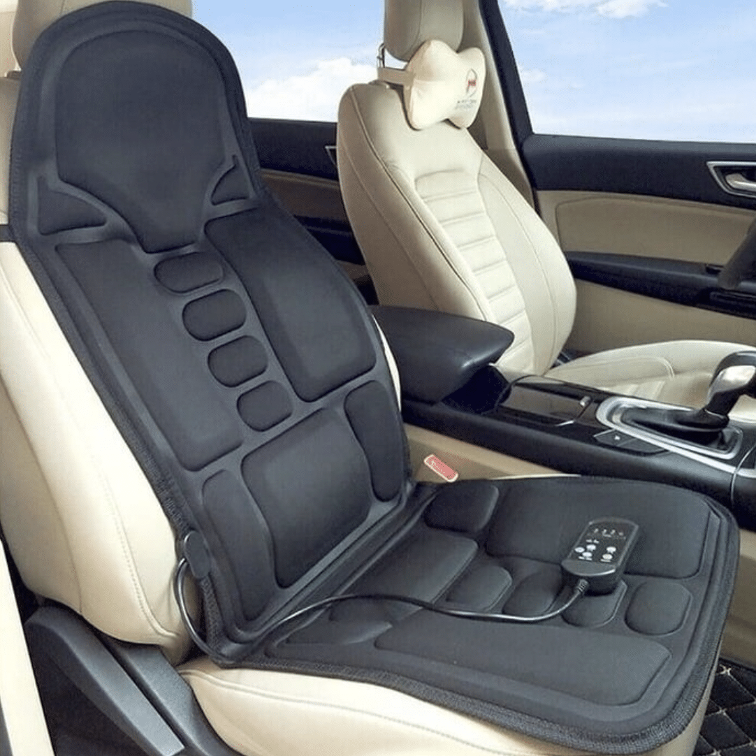 Černý masážní potah na autosedačku s ovladačem, umístěný na světlé kožené sedadlo automobilu.