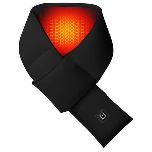 Černá vyhřívaná šála s červeným topným prvkem v designu včelí plástve, která se dá elektricky zahřívat pomocí vestavěného ovládacího tlačítka.