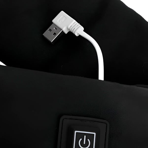 Bílý USB kabel připojený k zařízení s vypínačem, černé pozadí zvýrazňuje tvar a barvu kabelu.