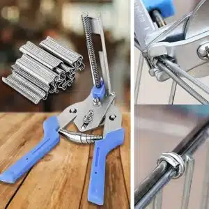 Modrá kleště s kovovým tělem pro instalaci a utahování plynových trubek, zobrazené s kolenem trubky a sadou náhradních těsnění na dřevěném pozadí.