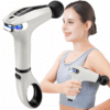 Moderní masážní přístroj určený k uvolnění svalů, držený ženou ve sportovním oblečení, s digitálním displejem a ergonomickým designem v bílé a černé barvě.
