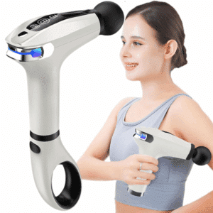 Moderní masážní přístroj určený k uvolnění svalů, držený ženou ve sportovním oblečení, s digitálním displejem a ergonomickým designem v bílé a černé barvě.