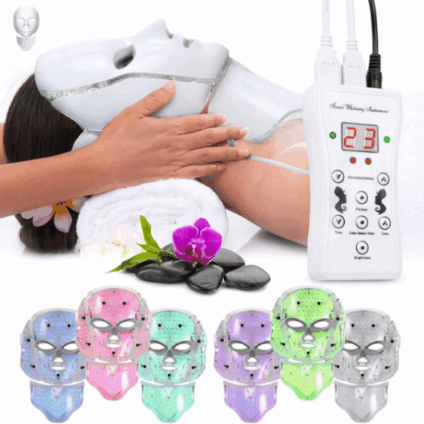 LED fototerapeautická maska na obličej v bílé barvě s barevnými nástavci, připojená k ovládací jednotce, umístěná vedle wellness dekorace s orchidejí a kameny.