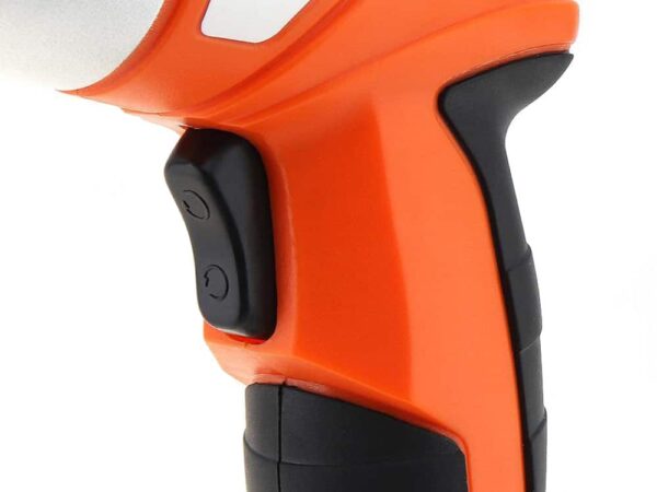 Detail ergonomické rukojeti elektrického nářadí v oranžovo-černém designu s ovládacími tlačítky.