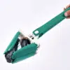 Zelené kleště se svorkou na prádelní šňůru s ergonomickou rukojetí, určené pro snadné zavěšování prádla.