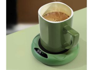 Zelený keramický hrnek s čerstvě připravenou kávou stojící na elektronickém ohřívači, který ukazuje teplotu 55 stupňů.